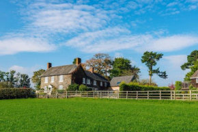 Mid-Wales Farmhouse, swimming pool, tranquil countryside views, sleeps 14